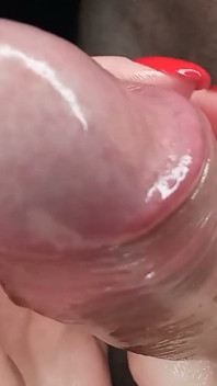 Ella extrae el esperma masajeando la cabeza carnosa de la polla