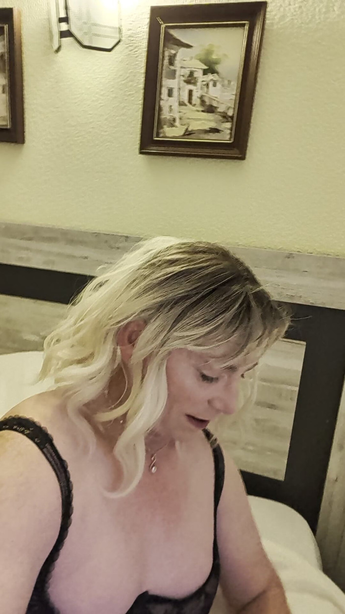 NikkiGee: Seksi iç çamaşırı ve tatilde boşalma