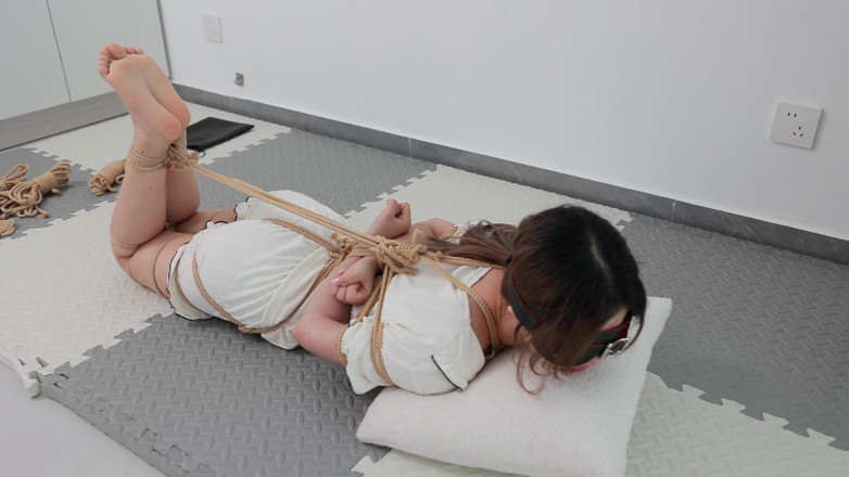 Cute girl bondage: Моя подруга была связана и связана веревкой, испытал вибраторный оргазм и была босиком.
