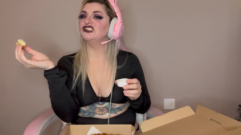 EeveeXo: Oyuncu kız geğirme ve şişkinlik ile mukbang