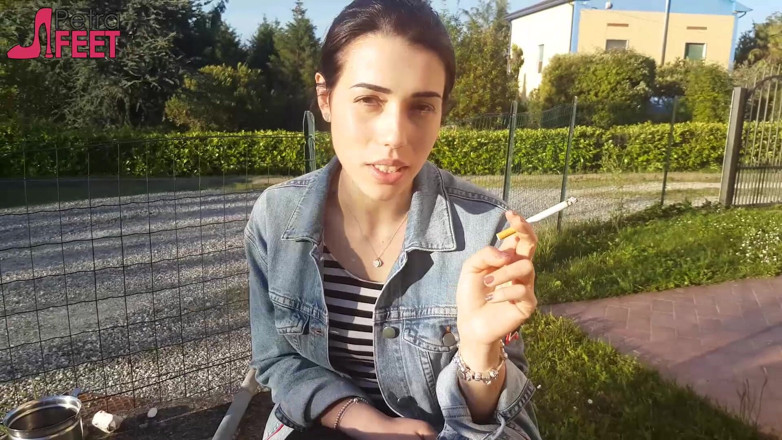 Smokin Fetish: Petra курит свои ciggaretes на улице