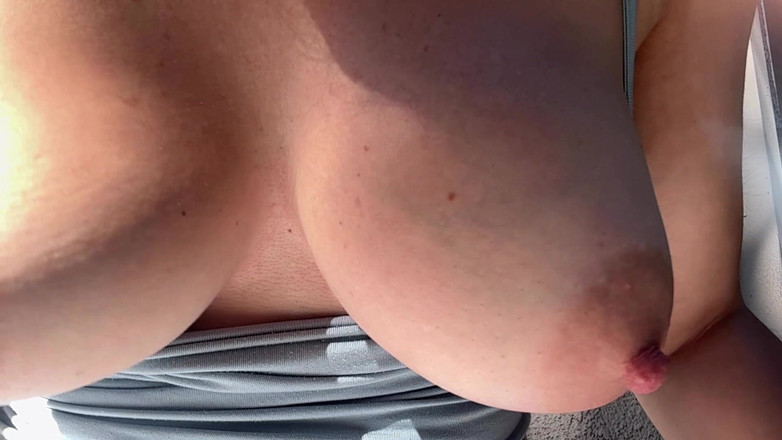 Artemisia Love: Artemisia si tante seksi dengan toket besar lagi asik pamer...