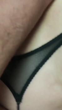 Sodomie en POV - une belle-mère MILF sexy se fait baiser en levrette et reçoit un creampie dans le trou du cul