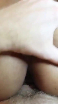 Johntronx - amatoare asiatică bronzată suge pula, se fute și este umplută cu spermă