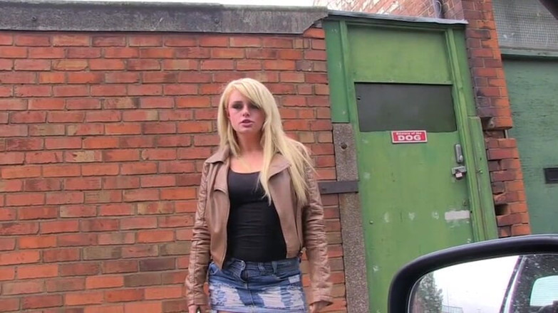 Toy Sluts: Blond brud onanerar i bilen och pissar utomhus
