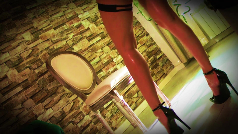 Goddess Celine: ESCLAVE AUX JAMBES