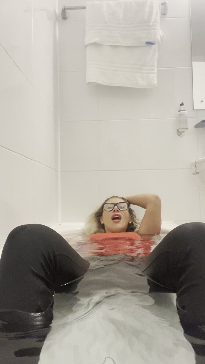 CALLIE ROKS: W dupę i mokry orgazm