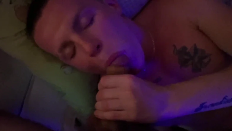 Falcon Al: Miluji sát a šukat pod neonovými světly