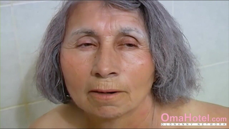 Old Nanny: Oma hotel- kornele dan gadis mesumnya di kamar mandi aksi...