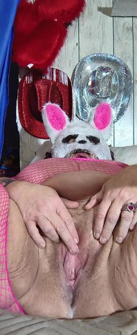 Giochiamo e voglio il tuo cazzo con una maschera pelosa sopra