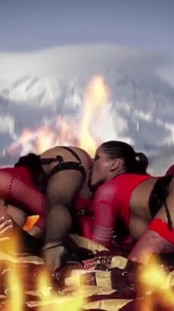 Lesbian dolls: Kumpulan lesbian sebenar Carly Parker dan Angel Dark bersama-sama dengan...