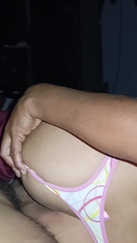 Dopo la festa la mia figliastra viene nella mia stanza e facciamo sesso