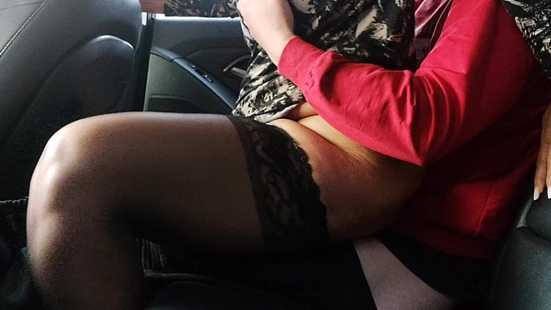 Step Mommy: Mama vitregă excitată în ciorapi își călărește fiul vitreg în mașină