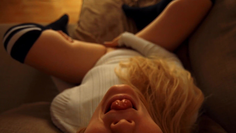 Adalina Smith: 我的父母在隔壁房间做爱，这让我变得饥渴的asmr