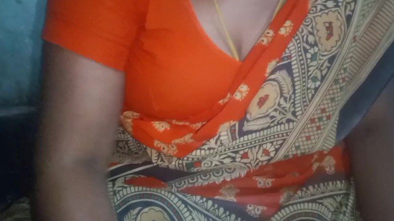 Desi Sathiya: Sexy tetička v sárí prsa