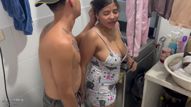Bigboobssex: Meine stiefschwester hängt kleidung auf und ich kann sie aufwärmen,...