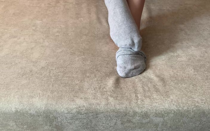 Gloria Gimson: Kız gri çorapla uzun bacaklarını okşuyor