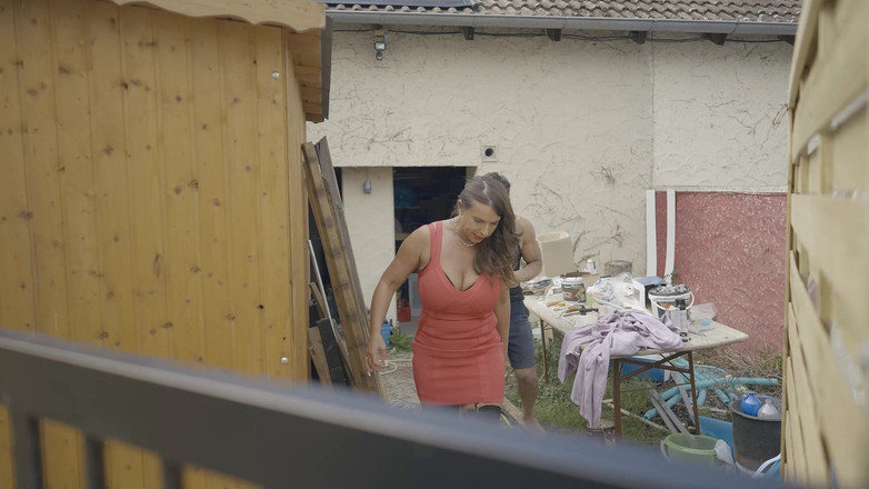 MILF and Big Wet Tits XXX: Seksi Susi yabancının temizlenmesine ve azgın amına boşalmasına yardım ediyor