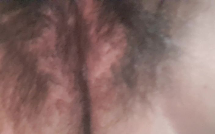 Mommy big hairy pussy: Üvey anne sikişten sonra vajinasına nasıl süt çıkarmasını biliyor