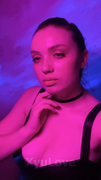 Xyulove Se Roztomile Pózuje Před Kamerou a Všem Svým Odběratelům Dává Jemný Polibek