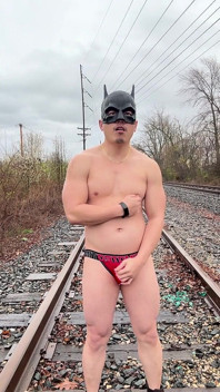 Просочений дощем азіатський мускулистий бог у Jockstrap підстрибує на члені, показує v-taper і їсть своє величезне навантаження на залізничних коліях