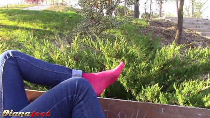 Foot Fetish HD: Diana khoe chân khi nằm trên băng ghế ngoài trời