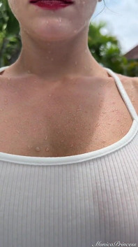 Ao ar livre, pose de árvore de ioga e provocação em bodysuit see-through na piscina