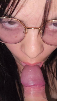 La sexy e calda Laura scopa un tecnico che ha riparato il suo computer! Si fa sborrare sul suo viso