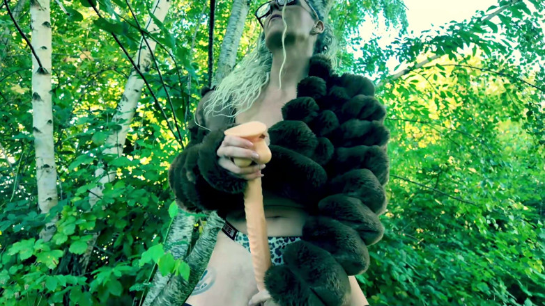 Miss PLAYtime: jangal men bare gore dildo ke saath khelne ka samay