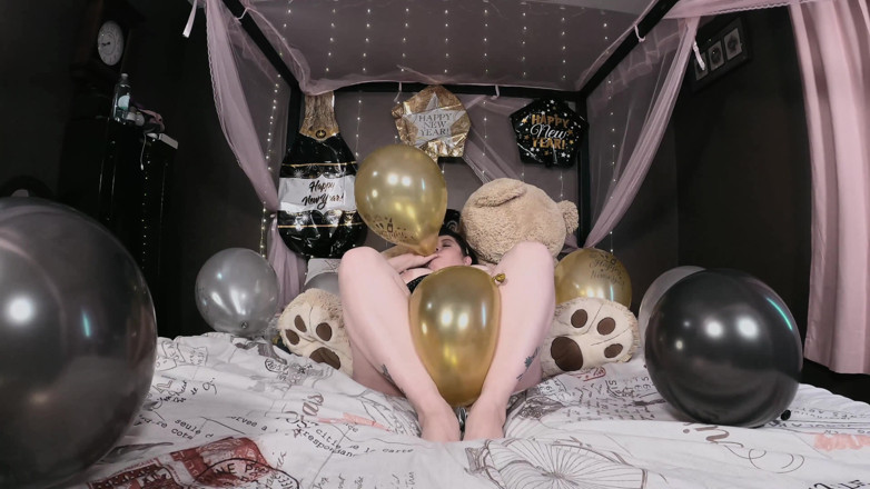 SexyNEBBW: Sexy BBW balloon popping New Years
