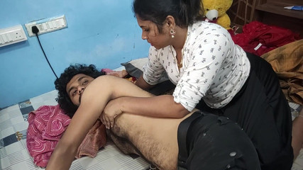 Vaishnavysharunraj: Blocco delle labbra lungo con la sorellastra in camera da...