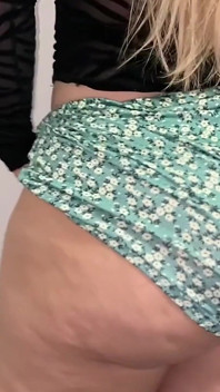 Meine BBW-stiefmutter soraya Culona zieht sich vor der kamera meines freundes aus - echter selbstgedrehter kolumbianischer dicker arsch