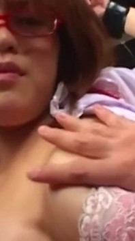 Peituda morena secretária milf engasga duro em brinquedo maciço