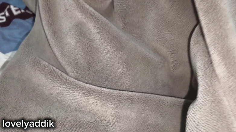 Lovelyaddik: Üvey anne onu battaniyenin altında izlemeyi seviyor