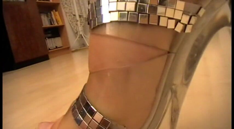 Foot Girls: Rubia cambia de zapatos y se los muestra
