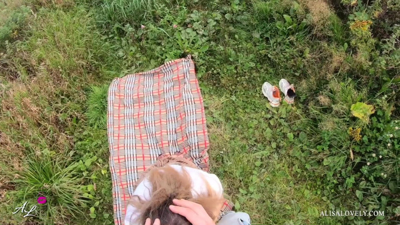 Alisa Lovely: Mladá holka šuká na poli venku POV