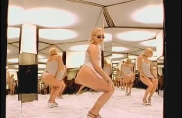 Perfect Porno: Blondie tomou banho antes de ser fodida por um pau...
