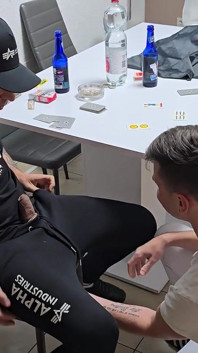 Jsem nadržená 24/7 a vždy jsem vzhůru do šukání zadku mé gay děvky bez kondomu