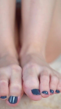 Pokazuje moje stopy z nowym pedicure