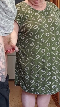 La suocera ha un boccone di sperma dopo essersi segato e dopo il pompino