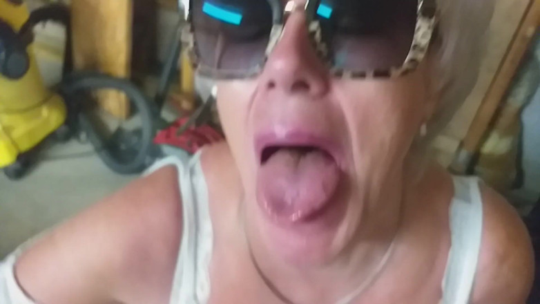 PureVicky66: Gorąca babcia ssie wielkiego kutasa z rozkoszą