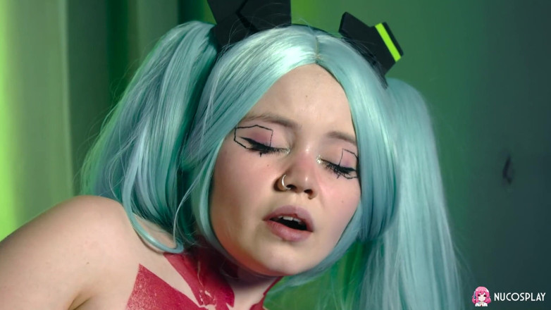 Nu Cosplay: レベッカ・ニクソンがアニメコスプレで素晴らしい胸を見せる