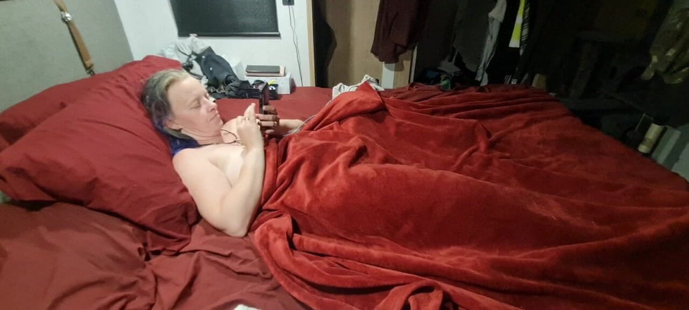 KittieNoOne: Mi fa schizzare poi mi scarica la sua sborra calda...