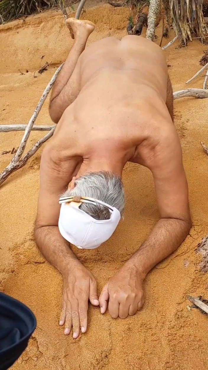 Ladysilvas: Ladysilva op het strand naakt en een vader in haar...