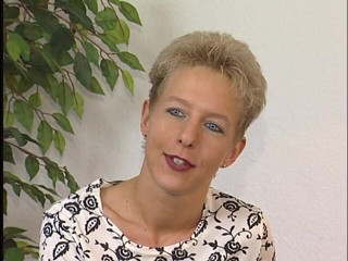 Lucky Wankerz: Bionda dai capelli corti gioca con la sua fica al...