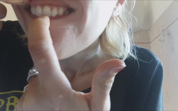 savannahamatoriale: Sexy mädchen wäscht ihre zähne