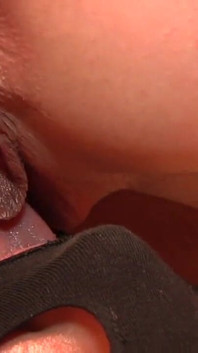 Maskovaná hubená holka v černém prádle Temots Obrovský penis v hotelovém pokoji