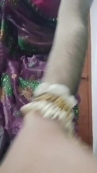 Hintli eşcinsel travesti alt Gaurisissy büyük göğüslerine baskı yapıyor ve ağır jwellery ile mor sari içinde oynuyor