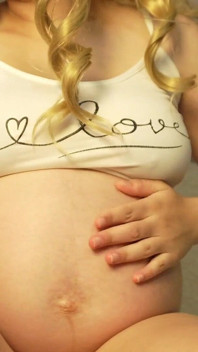 Gigante loira grávida meia-irmã mostra sua barriga grande e estrias para pequeno meio-irmão então peida nele