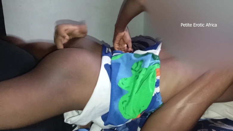 Petite Erotic Africa: Mubaligh songsang dengan awek kurus
